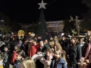 "Φωταγώγηση Χριστουγεννιάτικου Δένδρου στα Μελίσσια" Μια Λαμπερή γιορτή στην Πλατεία Μικρασιατών "Φωταγώγηση Χριστουγεννιάτικου Δένδρου στα Μελίσσια" Μια Λαμπερή γιορτή στην Πλατεία Μικρασιατών