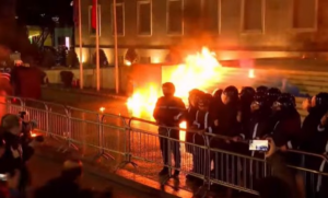 Τίρανα: «Φλέγεται» η πολιτική σκηνή – σφοδρές συγκρούσεις, μολότοφ και πολιτική πόλωση Τίρανα: «Φλέγεται» η πολιτική σκηνή – σφοδρές συγκρούσεις, μολότοφ και πολιτική πόλωση