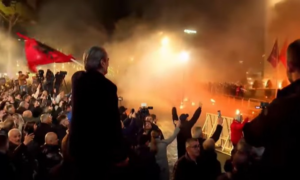 Τίρανα: «Φλέγεται» η πολιτική σκηνή – σφοδρές συγκρούσεις, μολότοφ και πολιτική πόλωση Τίρανα: «Φλέγεται» η πολιτική σκηνή – σφοδρές συγκρούσεις, μολότοφ και πολιτική πόλωση