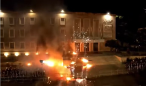 Τίρανα: «Φλέγεται» η πολιτική σκηνή – σφοδρές συγκρούσεις, μολότοφ και πολιτική πόλωση Τίρανα: «Φλέγεται» η πολιτική σκηνή – σφοδρές συγκρούσεις, μολότοφ και πολιτική πόλωση