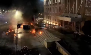 Τίρανα: «Φλέγεται» η πολιτική σκηνή – σφοδρές συγκρούσεις, μολότοφ και πολιτική πόλωση Τίρανα: «Φλέγεται» η πολιτική σκηνή – σφοδρές συγκρούσεις, μολότοφ και πολιτική πόλωση