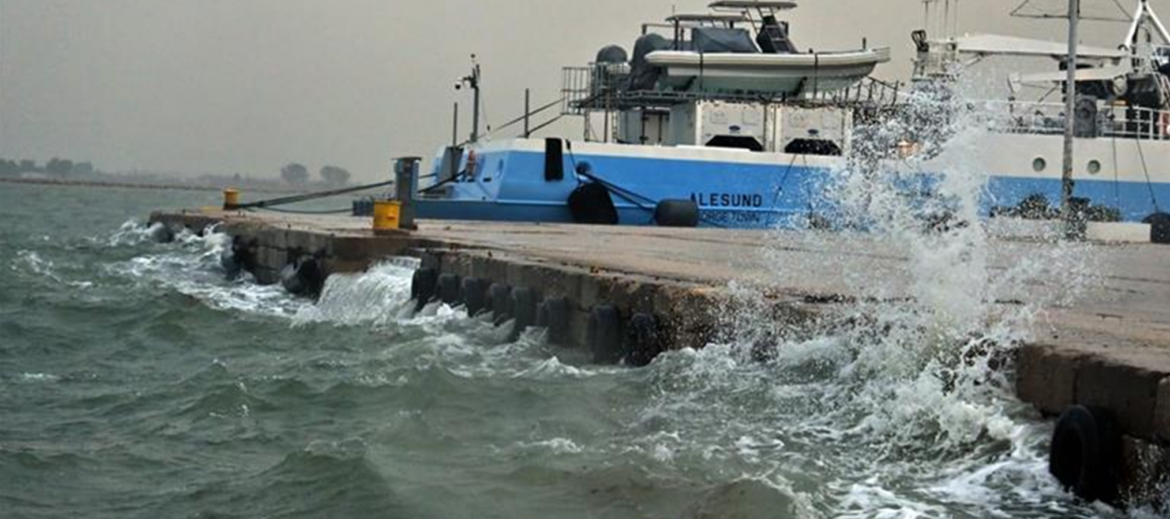 Λιμενικός ανασύρθηκε χωρίς τις αισθήσεις του από τη θάλασσα στο Παράλιο Άστρος