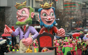 Απόκριες 2026: Οδηγός για το Τριώδιο, την Τσικνοπέμπτη και τις Αποδράσεις σας