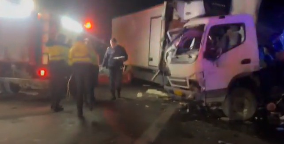 Ένας νεκρός σε σφοδρή σύγκρουση φορτηγών στο Κηφισός στο ύψος του Αιγάλεω