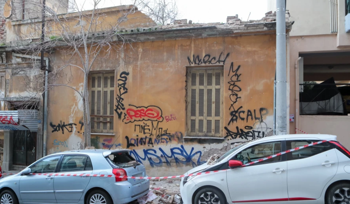 Σοβαρές ζημιές από κατάρρευση μαρκίζας σε εγκαταλελειμμένο κτίριο στο Νέος Κόσμος – Από θαύμα δεν υπήρξαν θύματα