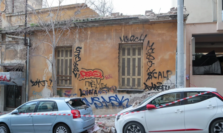 Σοβαρές ζημιές από κατάρρευση μαρκίζας σε εγκαταλελειμμένο κτίριο στο Νέος Κόσμος – Από θαύμα δεν υπήρξαν θύματα
