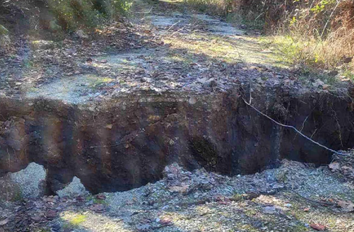 Συναγερμός στη Μικροσπηλιά Άρτας: Το έδαφος «καταπίνει» την περιοχή