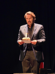 Μετά από μια πολύ επιτυχημένη βόλτα σε όλη την Ελλάδα, η παράσταση «Βροχή τα βέλη» έρχεται στην Αθήνα! Από το Σάββατο 31 Ιανουαρίου, ο Στράτος Τζώρτζογλου ανεβαίνει στη σκηνή του Calderone Art Space για να μας διηγηθεί μια ιστορία γεμάτη συναίσθημα.