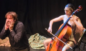 Μετά από μια πολύ επιτυχημένη βόλτα σε όλη την Ελλάδα, η παράσταση «Βροχή τα βέλη» έρχεται στην Αθήνα! Από το Σάββατο 31 Ιανουαρίου, ο Στράτος Τζώρτζογλου ανεβαίνει στη σκηνή του Calderone Art Space για να μας διηγηθεί μια ιστορία γεμάτη συναίσθημα.