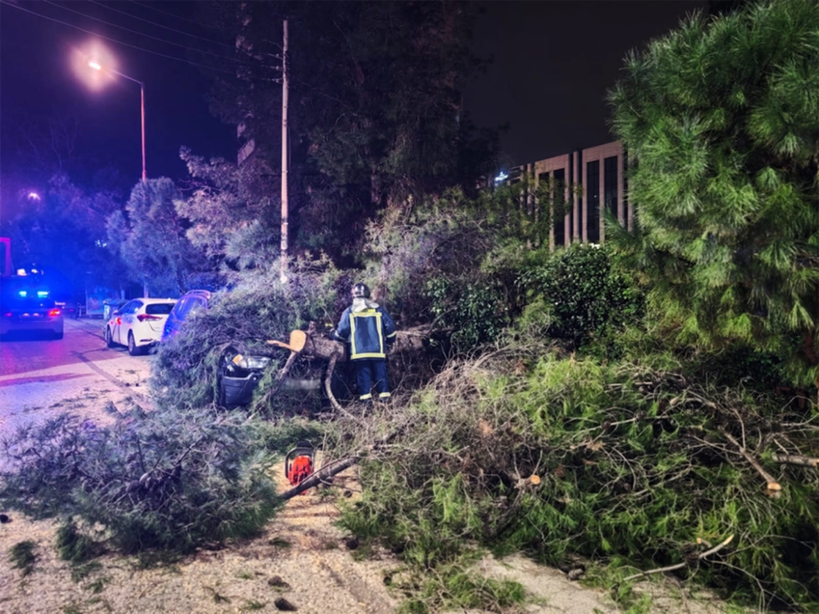 Οι σφοδροί άνεμοι που συνοδεύουν το πέρασμα της κακοκαιρίας Kristin προκάλεσαν προβλήματα στην Αττική από νωρίς το πρωί της Πέμπτης.