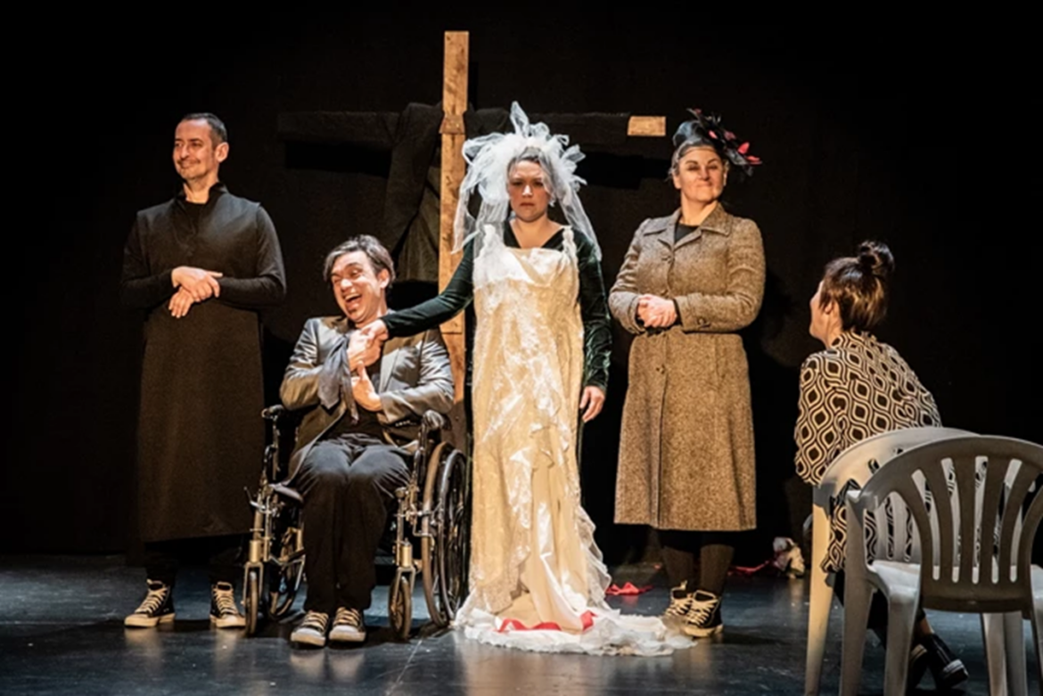 Θέατρο Olvio : Ο «Μουνής» της Λένας Κιτσοπούλου - Μια Σκληρή Αλληγορία για την Ελληνική Επαρχία