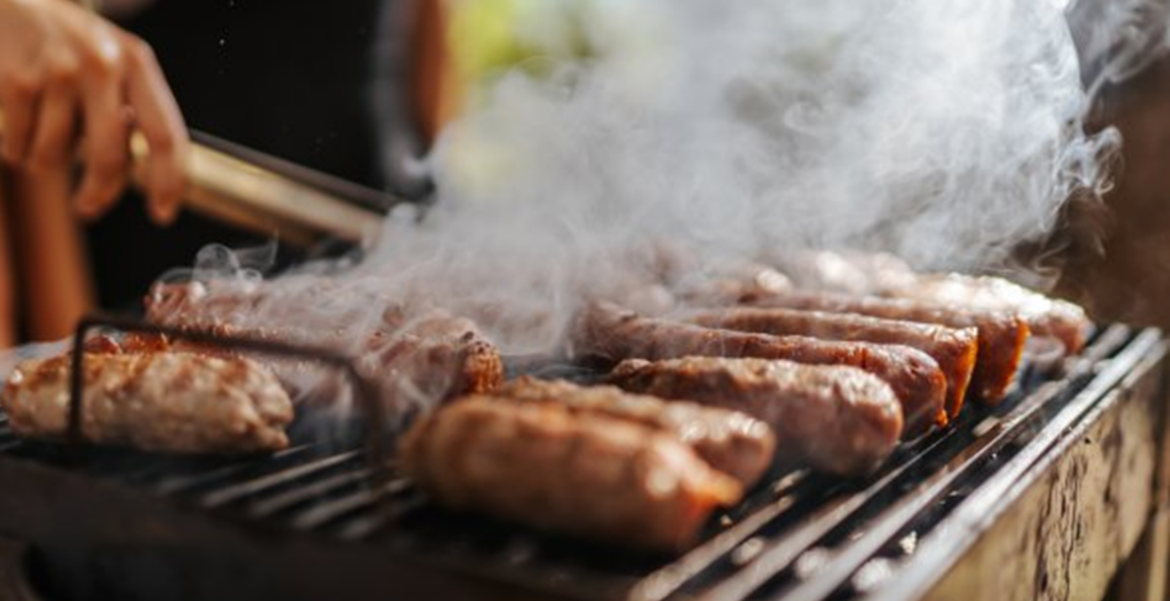 Τσικνοπέμπτη 2026: «Φωτιά» στις τιμές των κρεατικών – Πόσο θα κοστίσει φέτος το τραπέζι