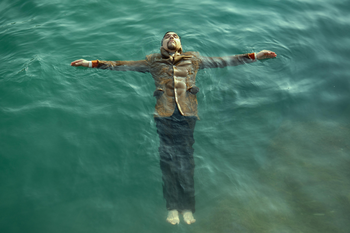 «Από Κοινού Θέατρο» Ελευθερία Κινήσεων,μαρτυρίες μετανάστευσης σε πρώτο πρόσωπο σε κείμενο και σκηνοθεσία: Ramiro Torres de Miguel