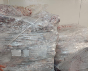 Σε μια σημαντική παρέμβαση για την προστασία του καταναλωτή προχώρησαν τα ελεγκτικά κλιμάκια της Περιφέρειας Αττικής ανήμερα της Τσικνοπέμπτης, εντοπίζοντας και αποσύροντας από την αγορά τεράστια ποσότητα ακατάλληλου κρέατος.