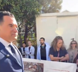 Ένταση και Επεισόδια στο Νοσοκομείο Νίκαιας κατά την Επίσκεψη του Άδωνι Γεωργιάδη