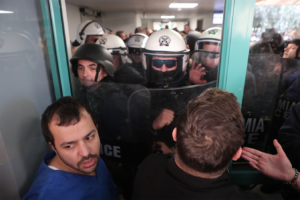 Ένταση και Επεισόδια στο Νοσοκομείο Νίκαιας κατά την Επίσκεψη του Άδωνι Γεωργιάδη