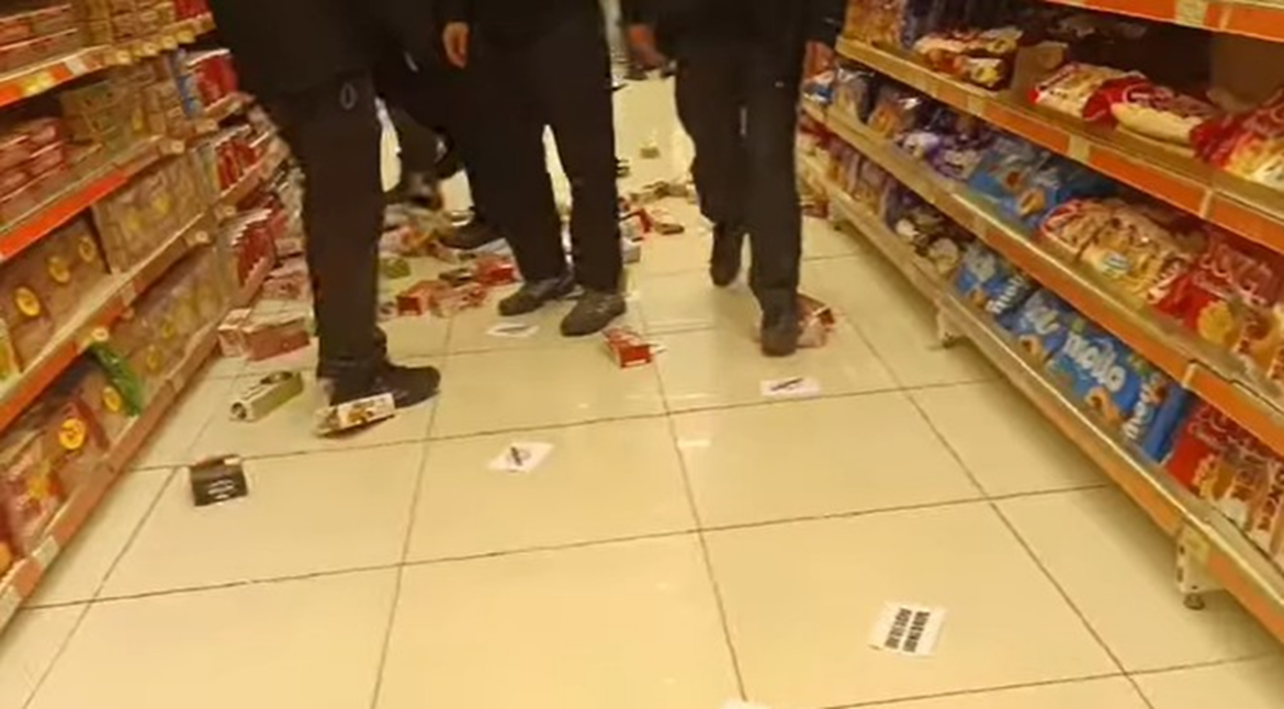 Βόλος: Νεαροί πέταξαν και ποδοπάτησαν προϊόντα «Βιολάντα» σε σούπερ μάρκετ - Τρικάκια και συνθήματα