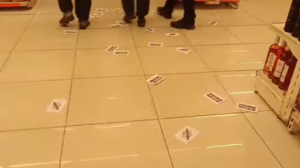 Βόλος: Νεαροί πέταξαν και ποδοπάτησαν προϊόντα «Βιολάντα» σε σούπερ μάρκετ - Τρικάκια και συνθήματα