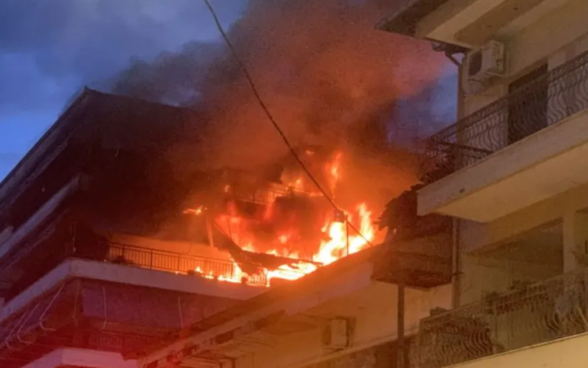 Πυρκαγιά σε Πολυκατοικία στην Αλεξάνδρεια Ημαθίας: Υπό Έλεγχο η Κατάσταση