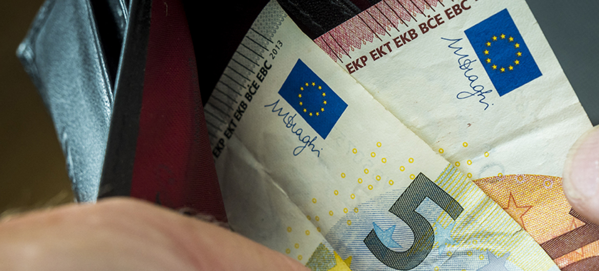 Νέος «Οδικός Χάρτης» για τον Κατώτατο Μισθό: Ταχύτερες Αυξήσεις και Στόχος τα 1.000 Ευρώ το 2027