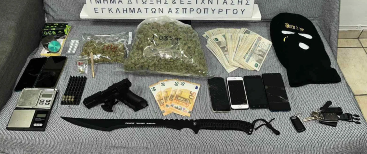 Αιγάλεω: Τέλος στη δράση νεαρών διακινητών – Πάνω από ένα κιλό κάνναβης και οπλισμός στα σπίτια τους
