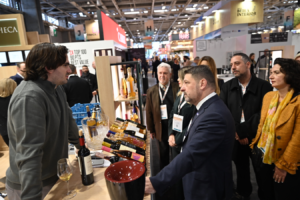 Η Αττική στο Επίκεντρο του Παγκόσμιου Οινικού Χάρτη: Το Στρατηγικό Σχέδιο Χαρδαλιά για την Εξωστρέφεια του Αττικού Αμπελώνα