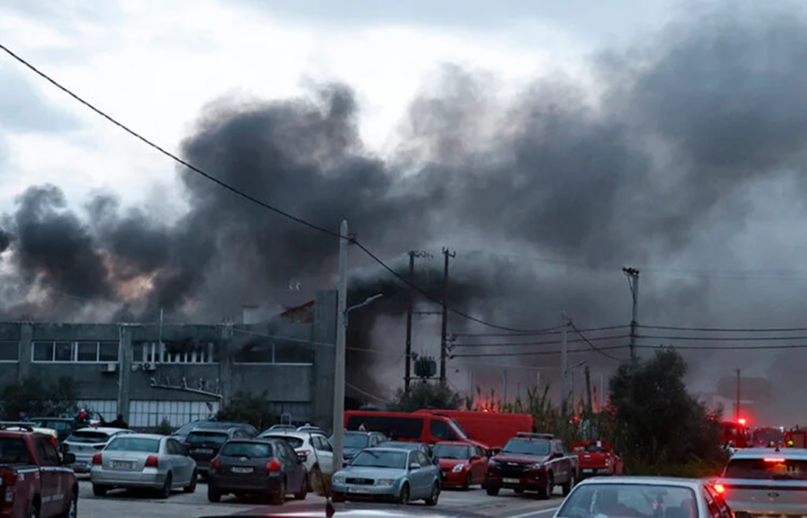 Συναγερμός στα Σπάτα για φωτιά σε αποθήκη γνωστής εταιρείας αθλητικών ειδών