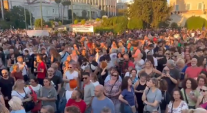 Σε έξι προσαγωγές και μία σύλληψη ανηλίκου (για κατοχή μαχαιριού) προχώρησε η ΕΛ.ΑΣ. κατά τη διάρκεια του μαθητικού και φοιτητικού συλλαλητηρίου στα Προπύλαια.