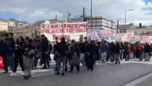 Σε έξι προσαγωγές και μία σύλληψη ανηλίκου (για κατοχή μαχαιριού) προχώρησε η ΕΛ.ΑΣ. κατά τη διάρκεια του μαθητικού και φοιτητικού συλλαλητηρίου στα Προπύλαια.