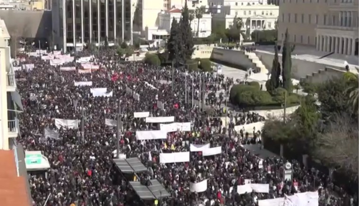 Σάββατο, 28 Φεβρουαρίου 2026. Ο χρόνος στην Ελλάδα μοιάζει να έχει σταματήσει σε εκείνο το παγωμένο βράδυ του 2023.