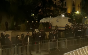 Τίρανα: Φλέγεται το πολιτικό σκηνικό – 16 αστυνομικοί τραυματίες σε νέα βίαια επεισόδια