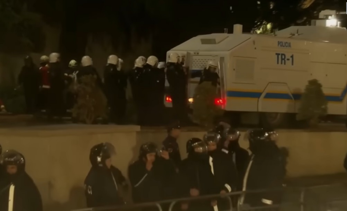Τίρανα: Φλέγεται το πολιτικό σκηνικό – 16 αστυνομικοί τραυματίες σε νέα βίαια επεισόδια