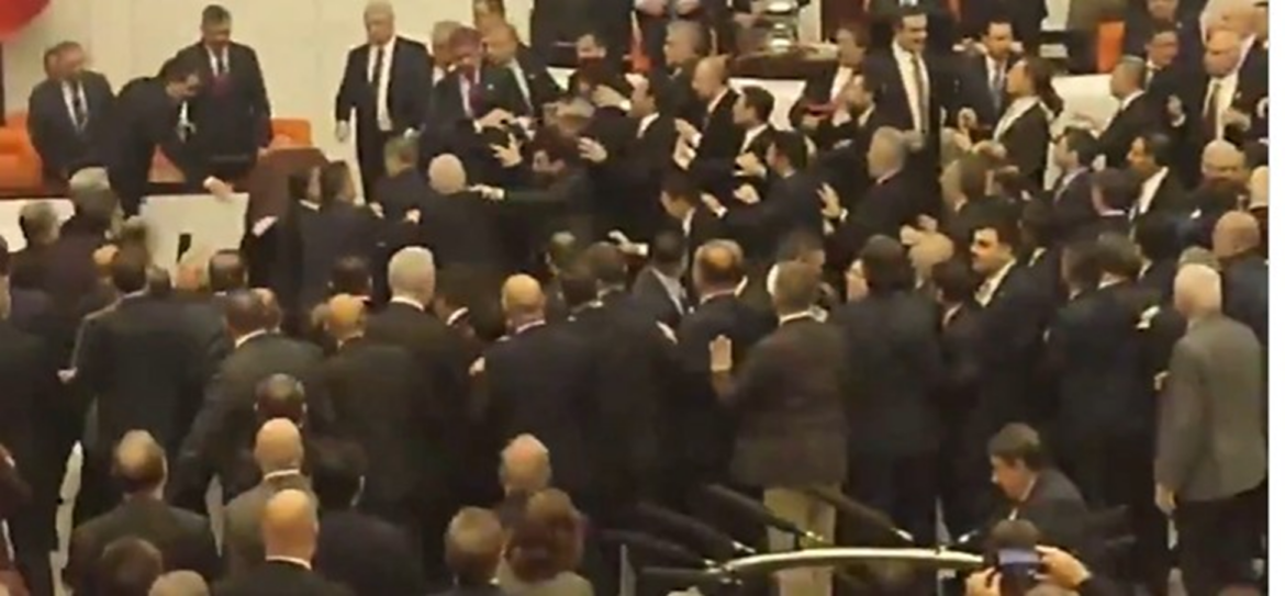 Χάος στην Τουρκική Εθνοσυνέλευση: Γροθιές και Εντάσεις για τον Νέο Υπουργό Δικαιοσύνης