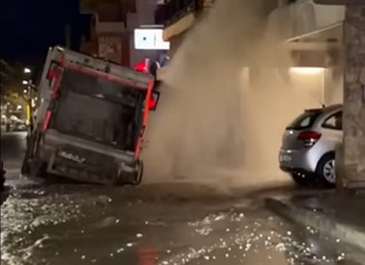 Σοβαρή καθίζηση οδοστρώματος στην Ξάνθη: Απορριμματοφόρο «βυθίστηκε» στην οδό Ανδρέου Δημητρίου