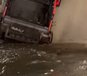 Σοβαρή καθίζηση οδοστρώματος στην Ξάνθη: Απορριμματοφόρο «βυθίστηκε» στην οδό Ανδρέου Δημητρίου Σοβαρή καθίζηση οδοστρώματος στην Ξάνθη: Απορριμματοφόρο «βυθίστηκε» στην οδό Ανδρέου Δημητρίου