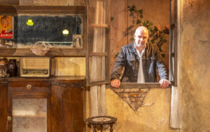 «Χάσαμε τη θεία, στοπ»: Μια Ιλαροτραγωδία για το Ελληνικό Όνειρο που Διαψεύστηκε «Χάσαμε τη θεία, στοπ»: Μια Ιλαροτραγωδία για το Ελληνικό Όνειρο που Διαψεύστηκε