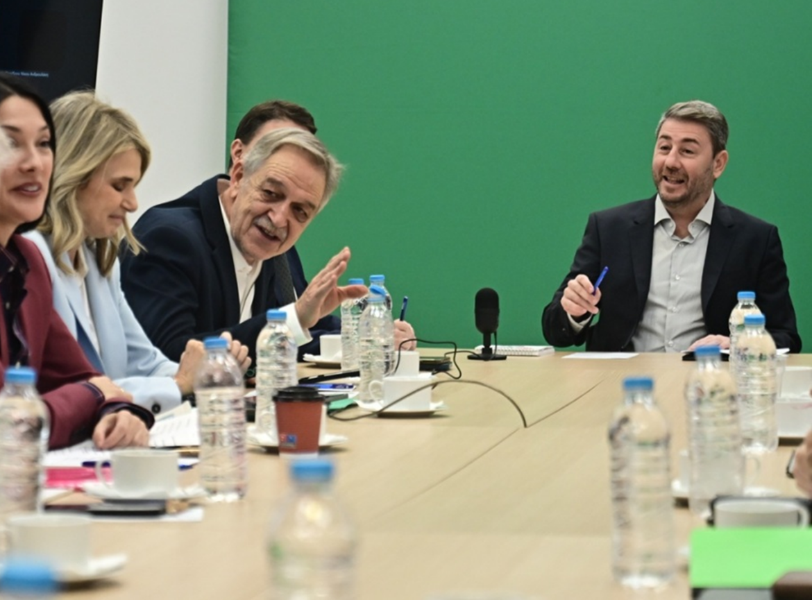 Εσωκομματική "Πανσέληνος" στο ΠΑΣΟΚ: Το τελεσίγραφο Ανδρουλάκη και οι ενστάσεις της εσωπολίτευσης