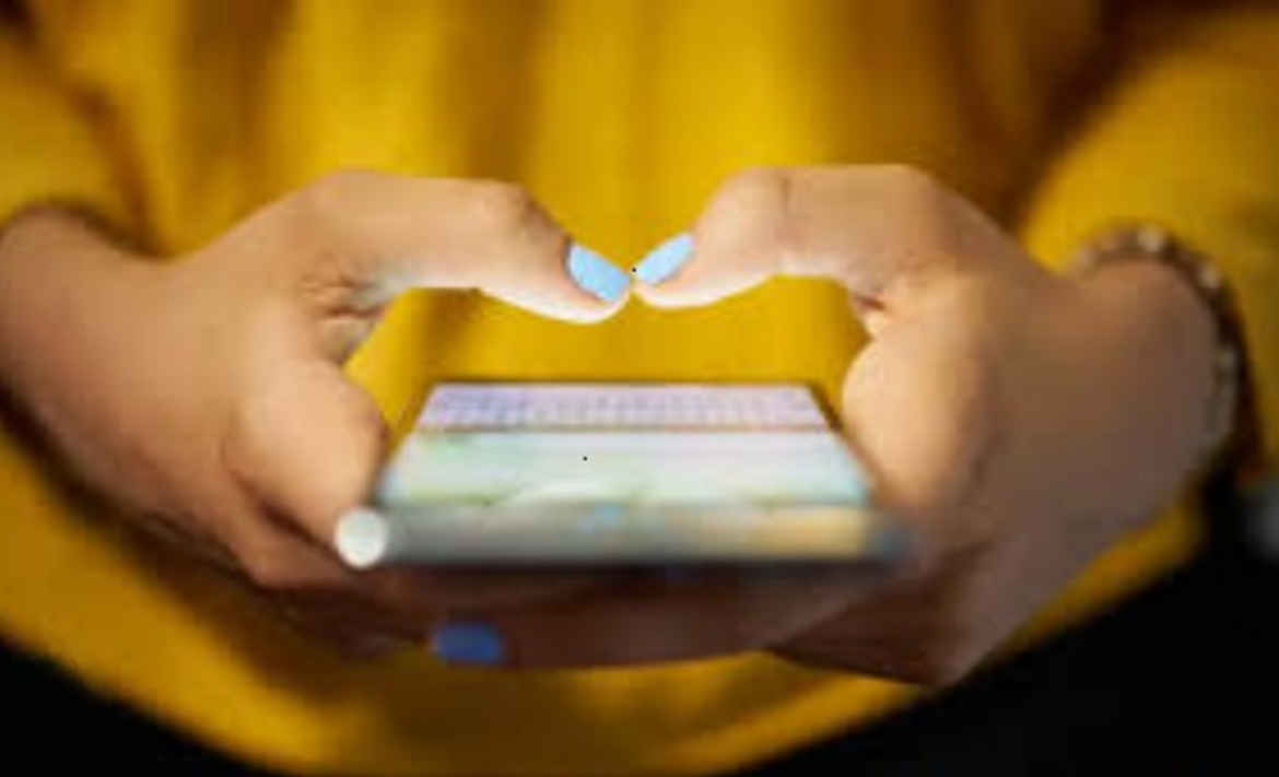 Η Ευρώπη «κλειδώνει» τα Social Media για τους ανηλίκους: Προ των πυλών η απαγόρευση στην Ελλάδα