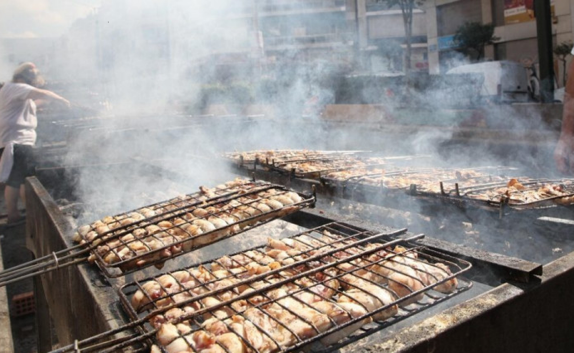 Η Τσικνοπέμπτη αποτελεί την κορύφωση της δεύτερης εβδομάδας του Τριωδίου, η οποία ονομάζεται "Κρεατινή".