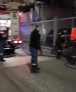 Πύρινη καταστροφή σε έκθεση αυτοκινήτων στο Μενίδι: Ερευνάται το σενάριο του εμπρησμού