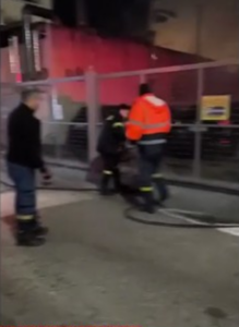 Πύρινη καταστροφή σε έκθεση αυτοκινήτων στο Μενίδι: Ερευνάται το σενάριο του εμπρησμού