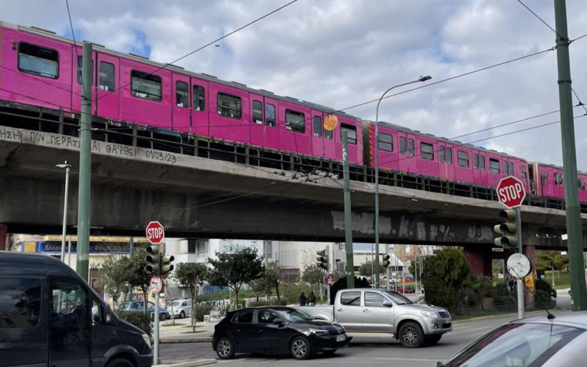 Η Αθήνα στα «Ροζ»: Ο Φούξια Συρμός του ΗΣΑΠ που έγινε Viral