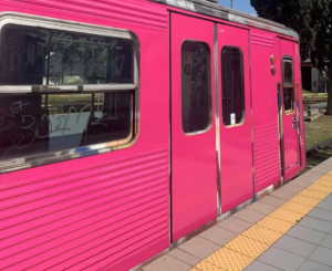 Η Αθήνα στα «Ροζ»: Ο Φούξια Συρμός του ΗΣΑΠ που έγινε Viral Η Αθήνα στα «Ροζ»: Ο Φούξια Συρμός του ΗΣΑΠ που έγινε Viral