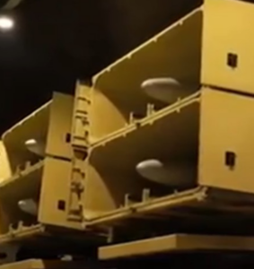 Σε μια κίνηση που συνδυάζει τη στρατιωτική ετοιμότητα με την προπαγάνδα, η Τεχεράνη δημοσιοποίησε οπτικό υλικό που αναδεικνύει τις επιθετικές της δυνατότητες.