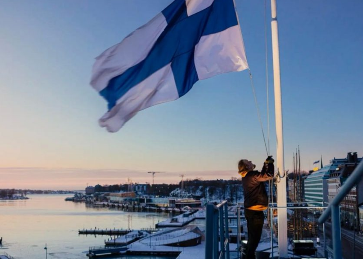 Σε μια κίνηση που σηματοδοτεί τη ριζική αλλαγή του αμυντικού της δόγματος, η φινλανδική κυβέρνηση ανακοίνωσε την πρόθεσή της να καταργήσει τον νόμο του 1987, ο οποίος απαγόρευε ρητά την εισαγωγή, κατασκευή και αποθήκευση πυρηνικών όπλων στο έδαφός της.