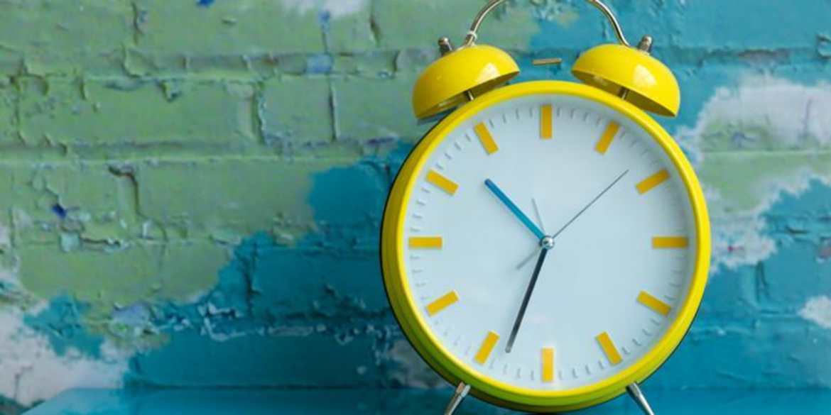 Η άνοιξη φέρνει μαζί της μια από τις πιο συζητημένες αλλαγές στην καθημερινότητά μας: την αλλαγή της ώρας.